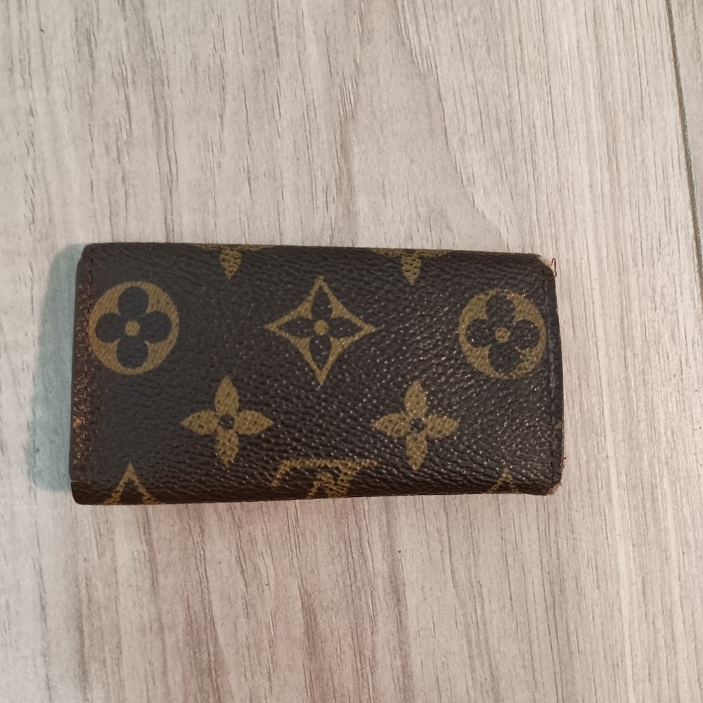 LOUIS VUITTON Monogram Multicles 4 Key Case - Picture 2 of 10